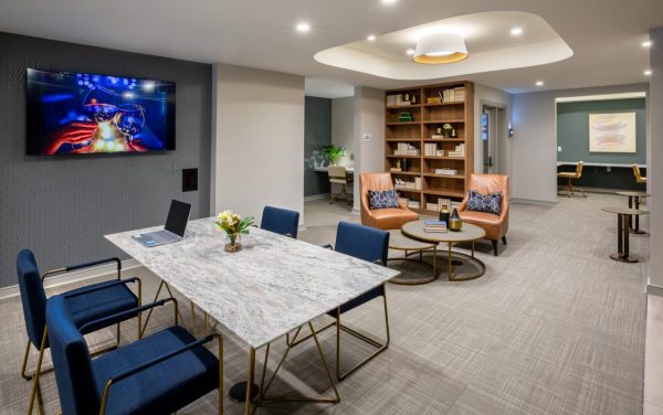 b1-am08-AM-Alexan-River-Oaks-Business-Lounge-6H1A1836-HDR-Edit-2250x1500